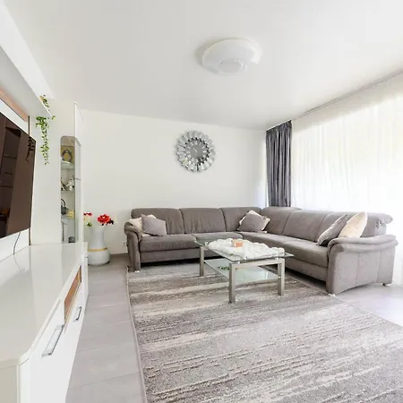 5-room Near Exhibition Center